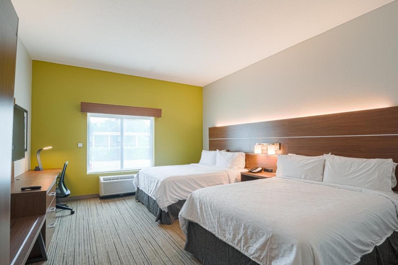 Hotel Express & Tampa-usf-busch Gardens By Ihg 2*