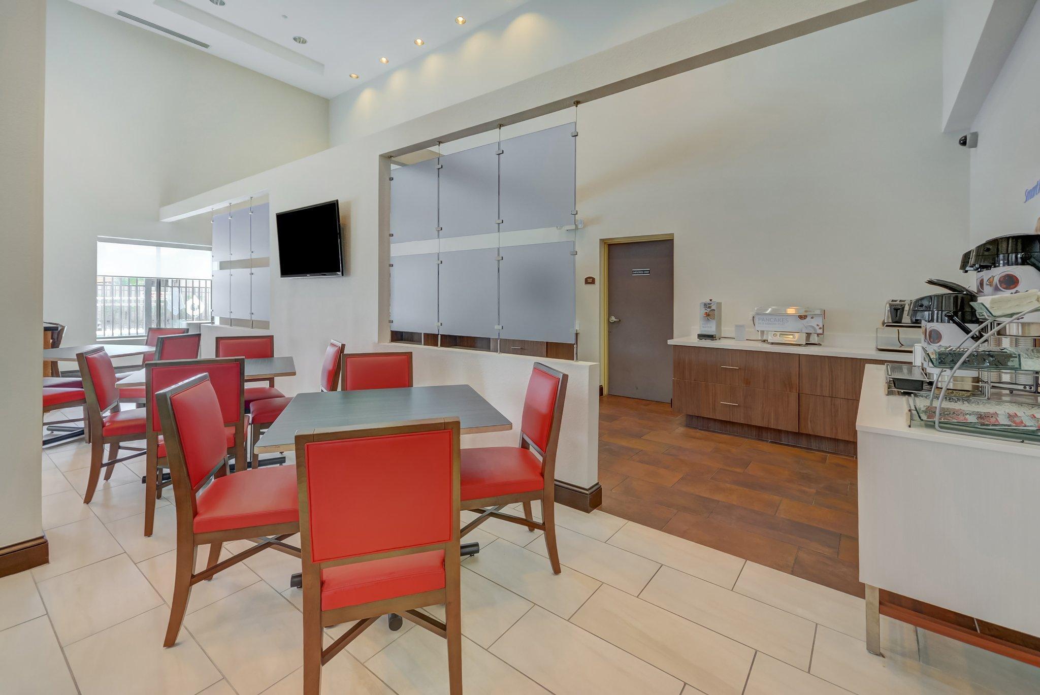 Express & Tampa-usf-busch Gardens By Ihg Hotel