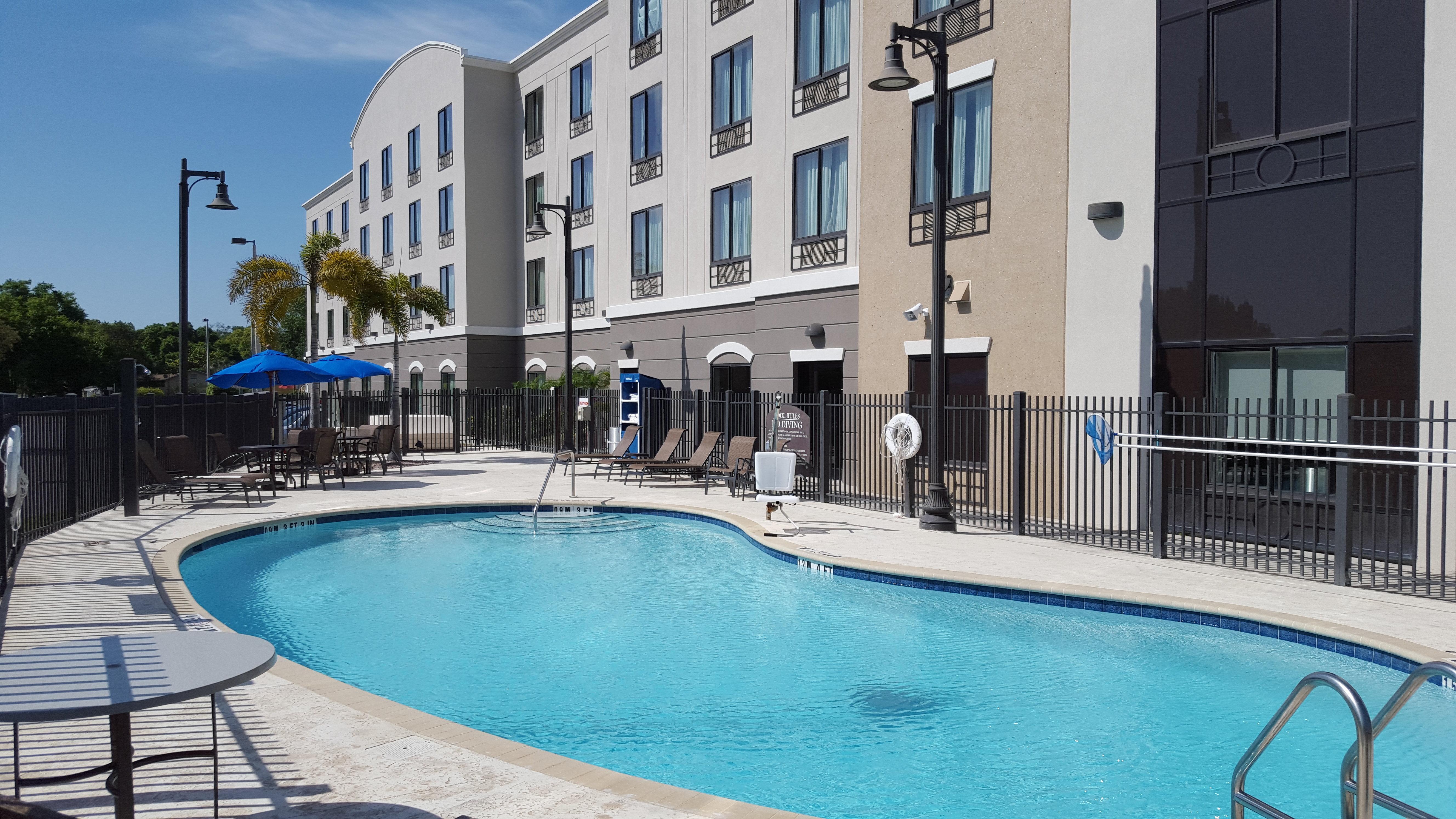 Hotel Express & Tampa-usf-busch Gardens By Ihg 2*