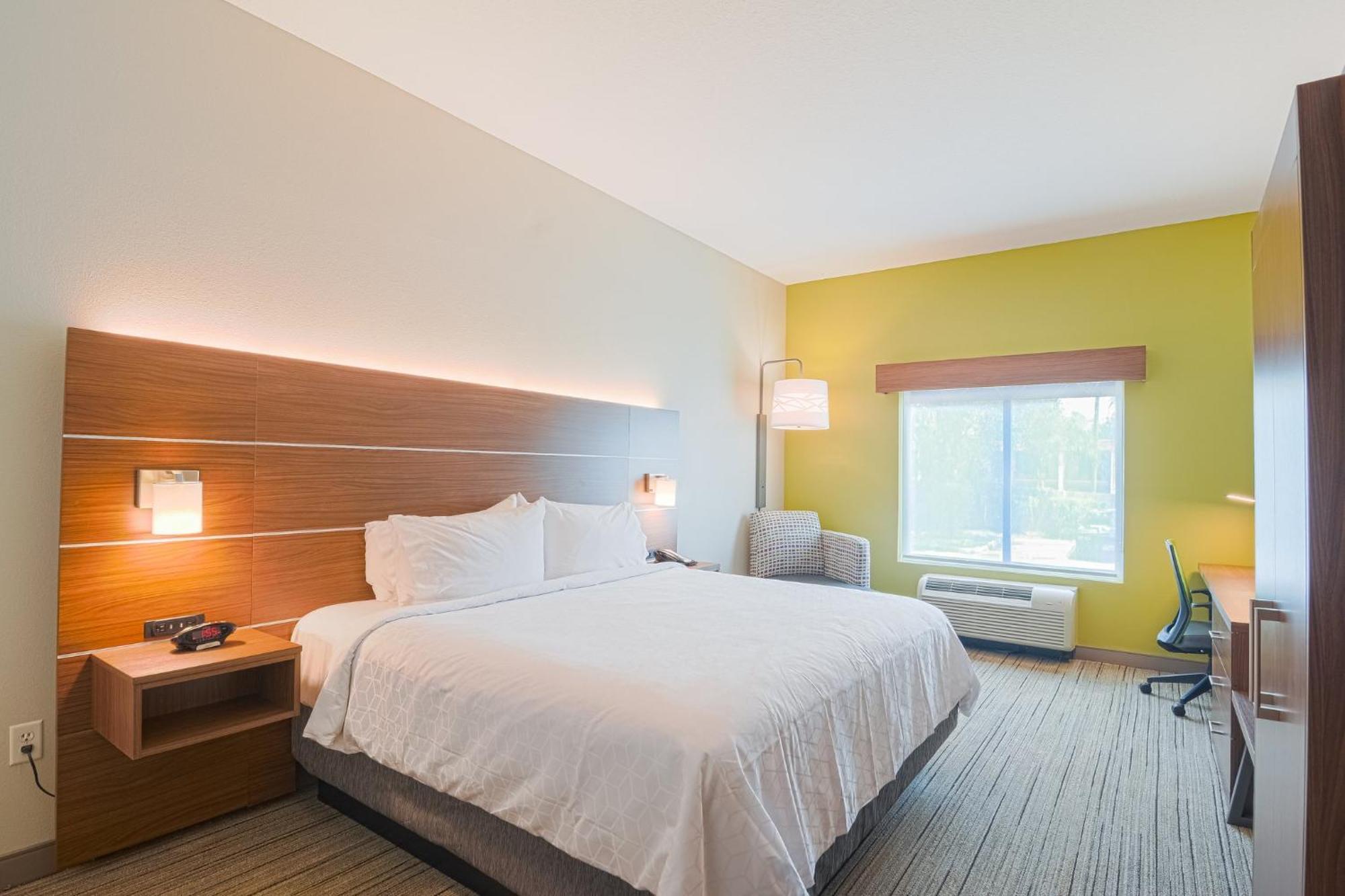Hotel Express & Tampa-usf-busch Gardens By Ihg 2*