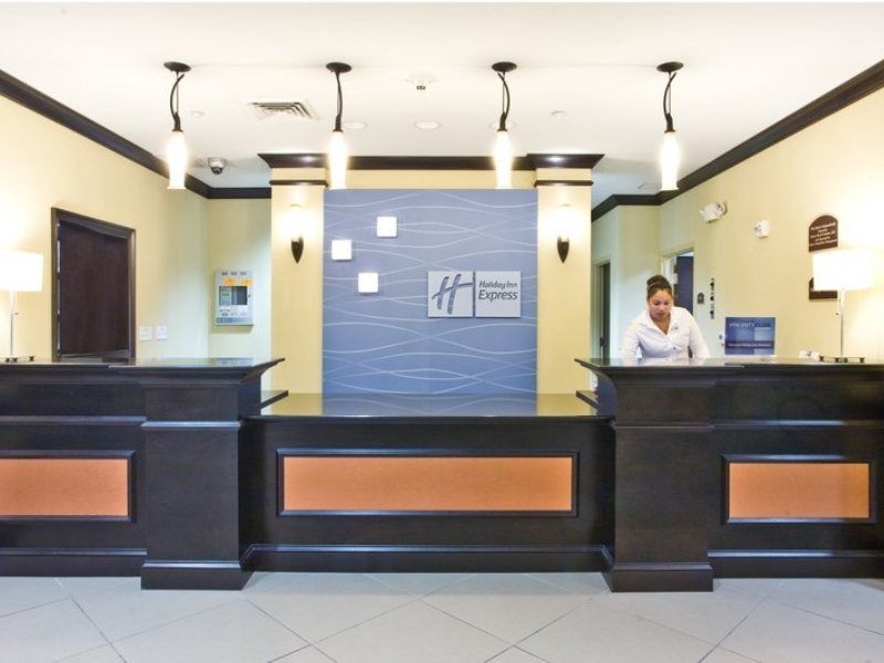 Express & Tampa-usf-busch Gardens By Ihg Hotel 2*